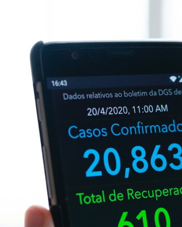 black android smartphone displaying 10 00